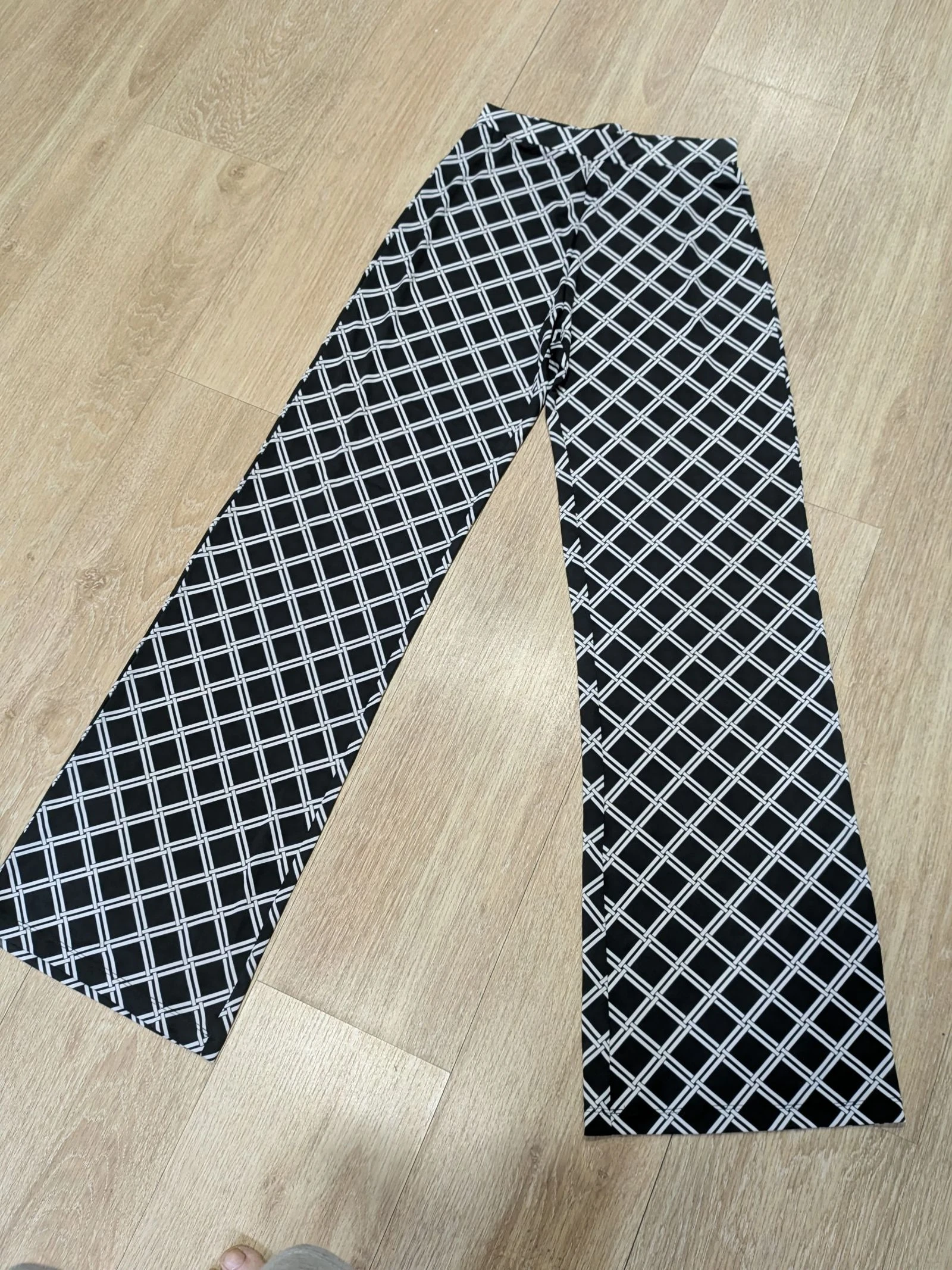 Pantalones anchos con estampado geométrico en blanco y negro talla M de Sfera 